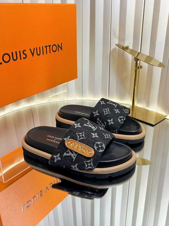 Picture of Louis Vuitton Slippers _SKULVsz35-41mnq1212494